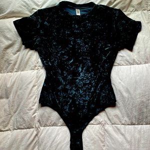 Victoria’s Secret “tucked in” black velvet snap top, in Size Large